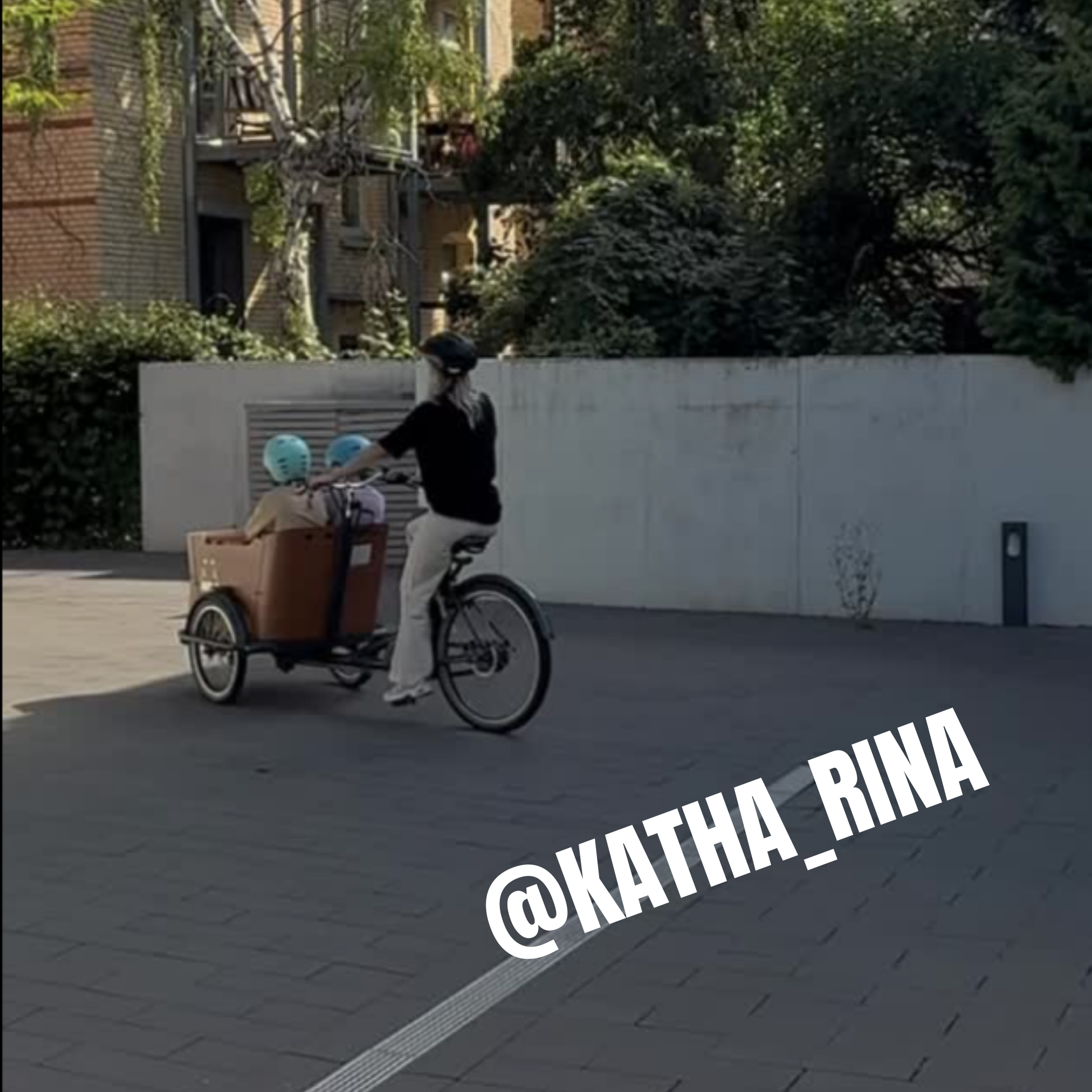 Influencerin @katha_rina zu unserem Faltschloss!