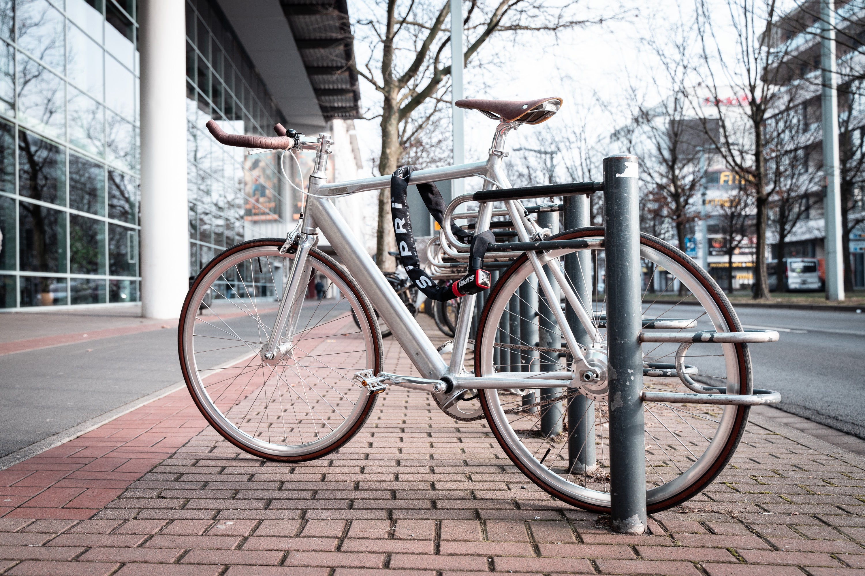 SiPRi Sicherheitsprodukte – Fahrrad gesichert in der Stadt